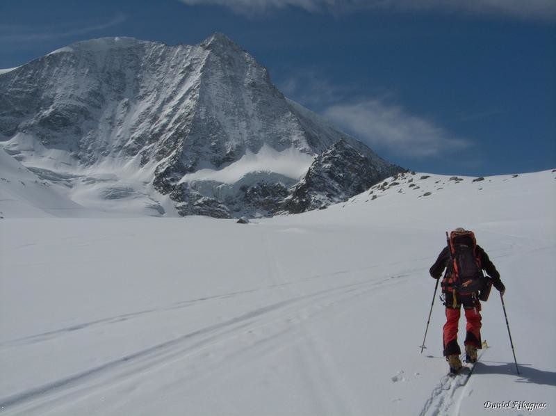 Traversée du glacier de Cheilon devant le Mont-Blanc de Cheilon