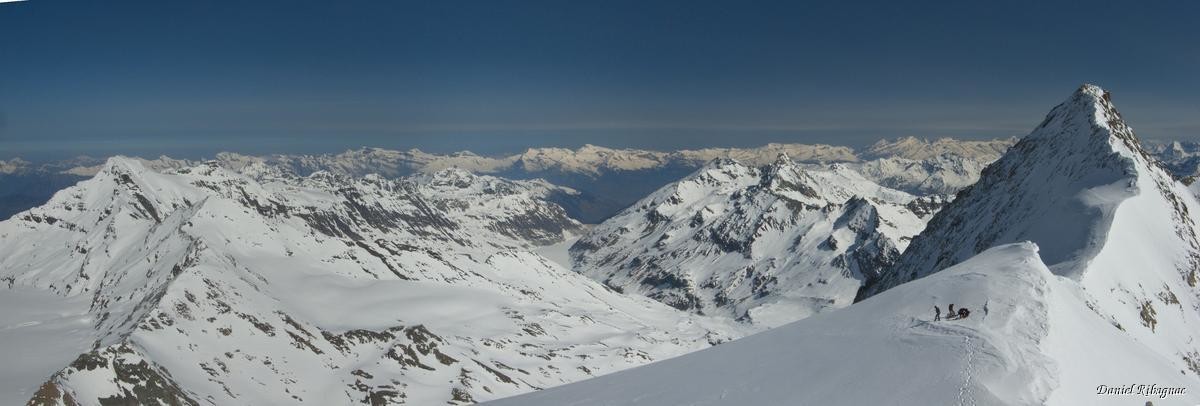 Vue panoramique en direction du lac des Dix