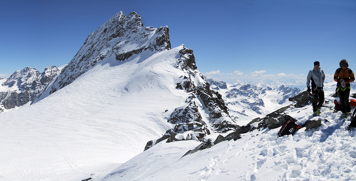 sulla vetta del Piz da la Fuorcla, dominati dalla magnifica sagoma del Piz Glüschaint