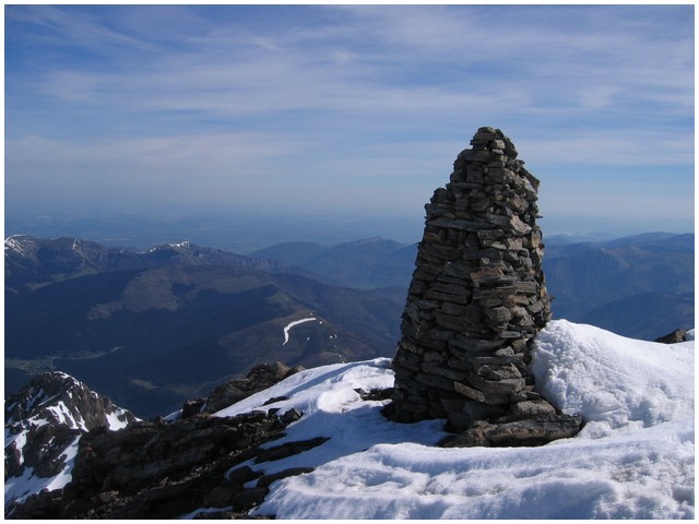 Magnifique cairn au sommet de l'Arbizon