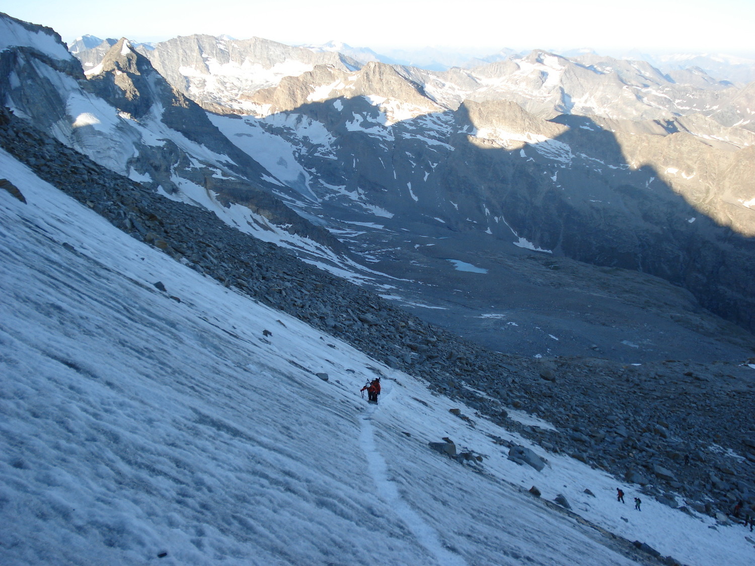 pente en glace vive , sillonée par un chemin