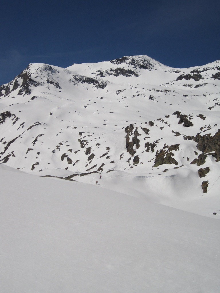 La discesa nel vallone del Pousset da quota 2300m circa, la Punta Rossa all' estrema sinistra