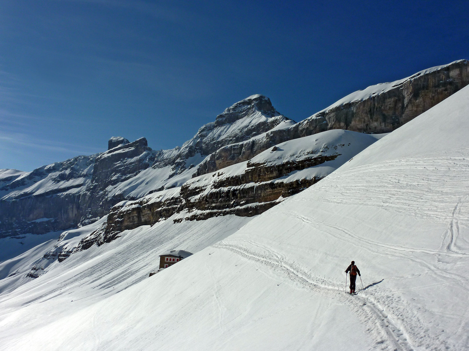 Phot classique du refuge des Sarradets avec La Tour et le Casque en toile de fond