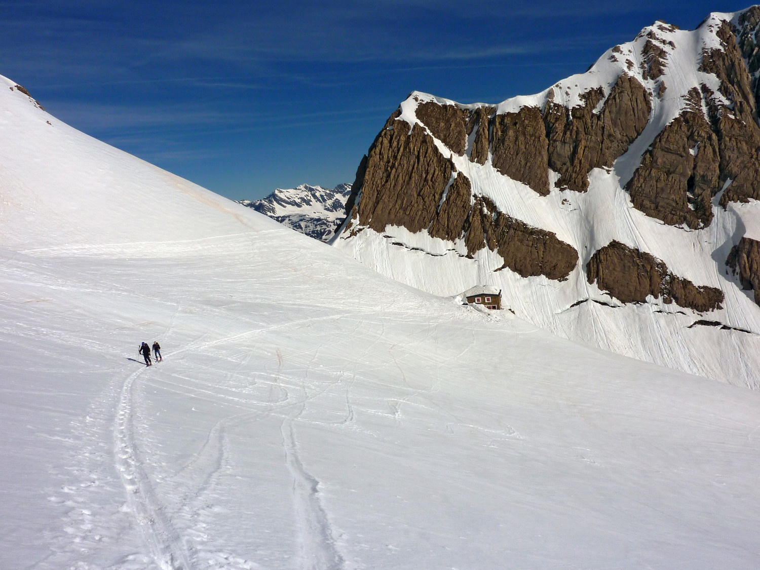 Brèche de Roland - Versant français avec refuge et col des Sarradets en toile de fond