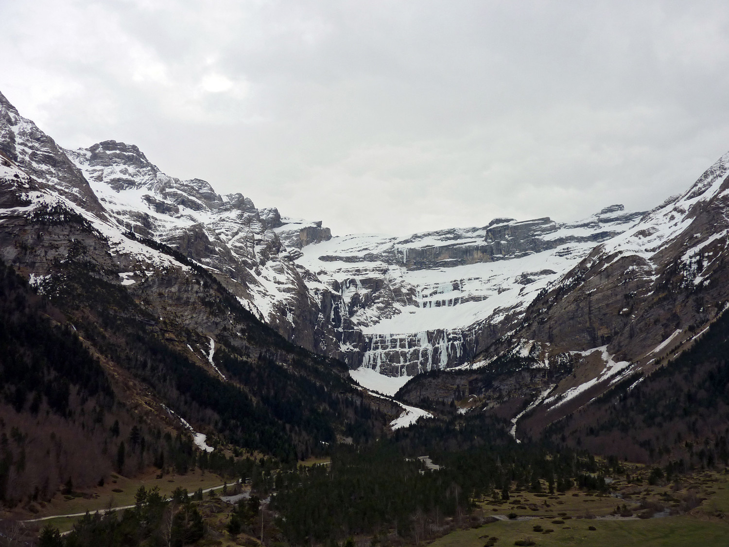 Cirque de Gavarnie en pleine transition printanière