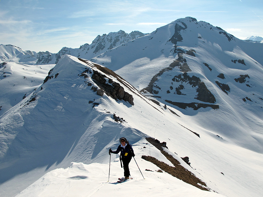 alle spalle di Sandra, l'anticima orientale del Monte Pedenolo. Sullo sfondo ben visibile la quota 2912 m.
