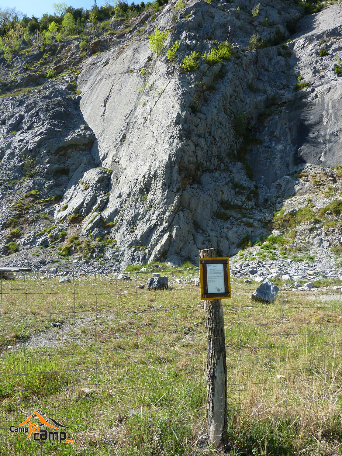 Carrière d'Arthez d'Asson : Moitié ouest de la carrière dont l'escalade n'est plus autorisée