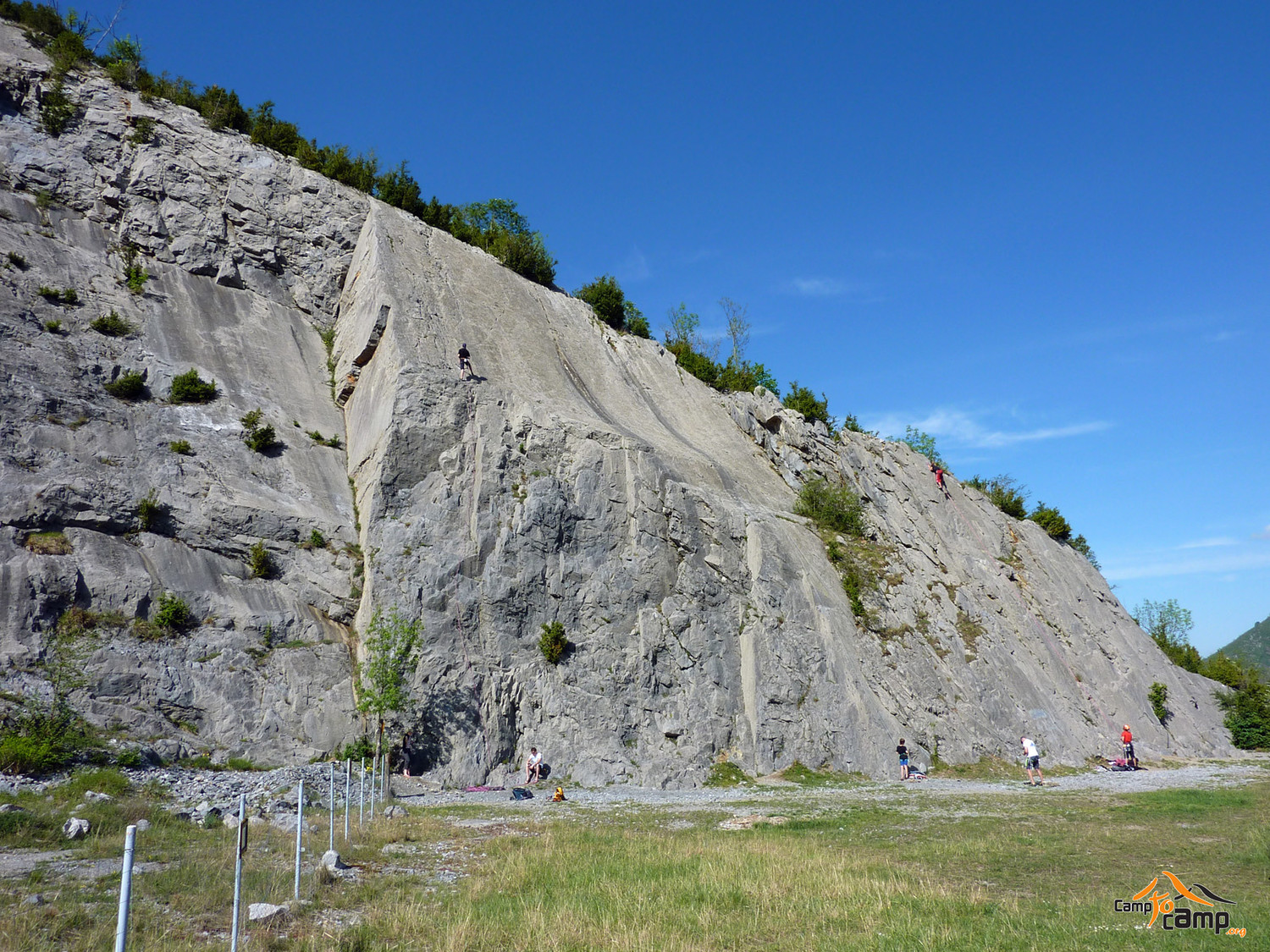 Carrière d'Arthez d'Asson : Moitié Est où l'escalade est interdite avec la barrière le matérialisant