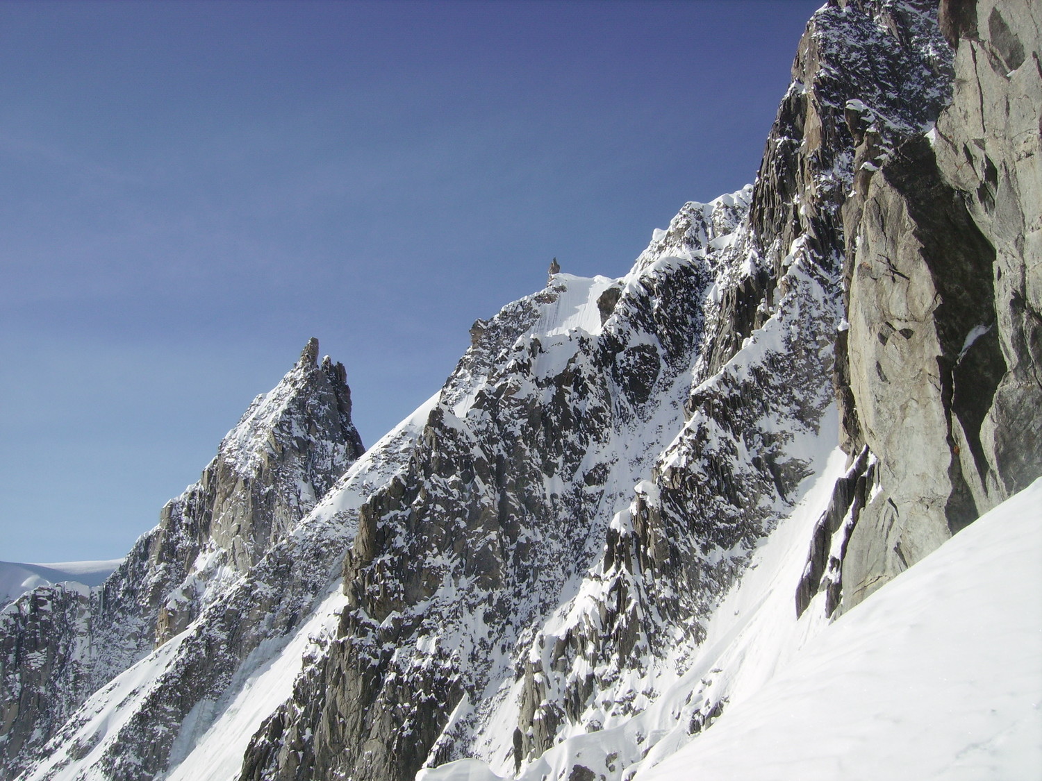 Vue sur l'arete à mi-pente: l'Aiguille Croulante pète la ouache
