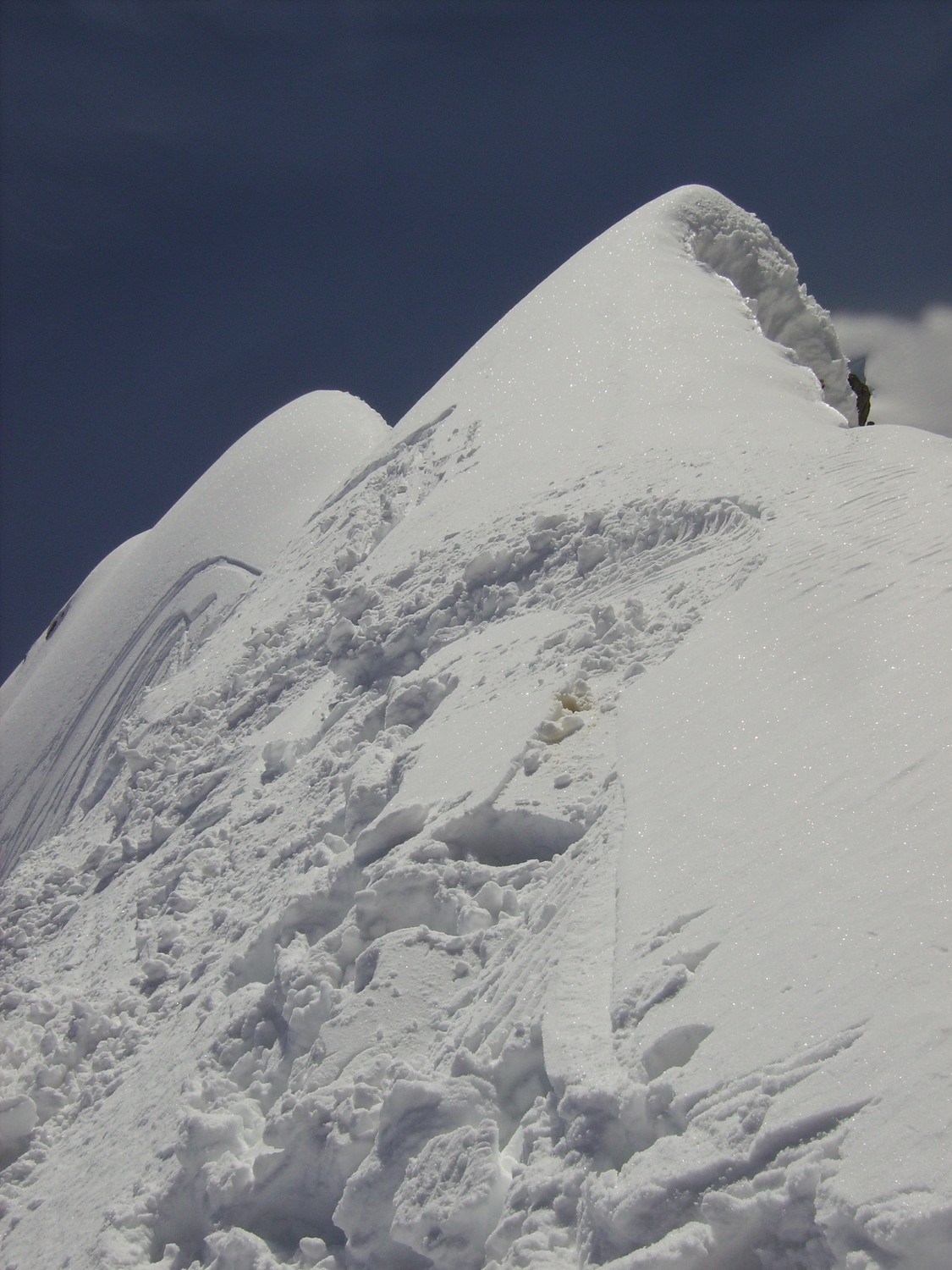 L'arete neigeuse à mi-pente