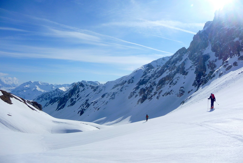 Descente pour rejoindre le couloir sous le col de la Nova