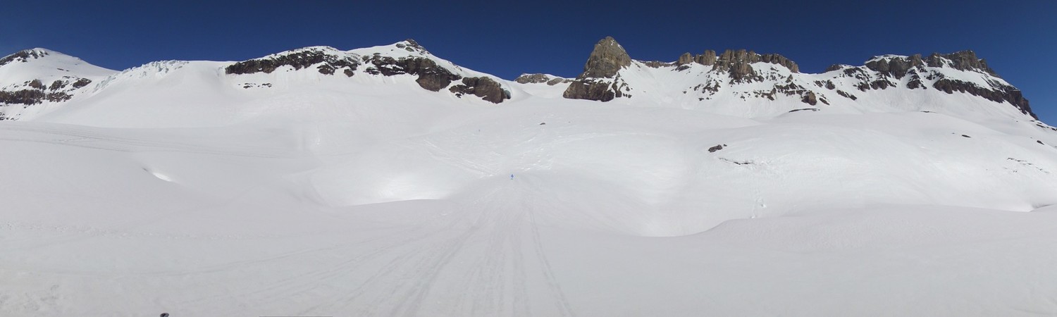 Sur le Wildstrubelgletscher, au pied des 3 sommets du Wildstrubel (Wildstrubel à gauche, Mittl. Gipfel au centre, Grossstrubel à droite)