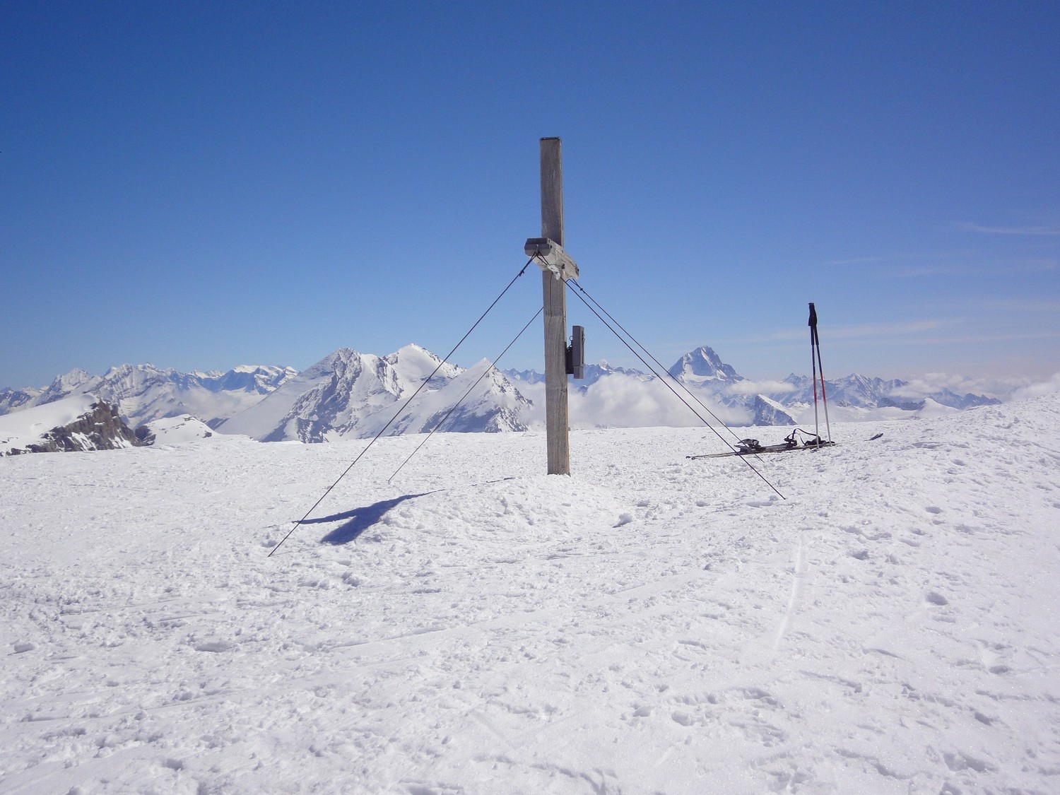 Sommet du Wildstrubel, à gauche de la croix l'Altels, le Balmhorn et le Rinderhorn