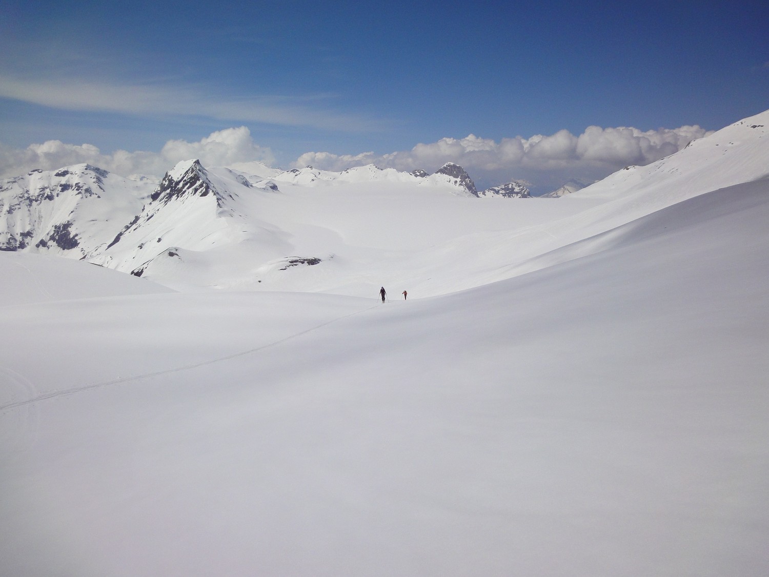 Remontée au Schneejoch, sur fond de Plaine Morte