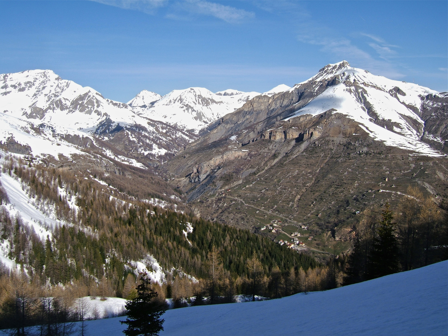 Village de Roya dominé par Las Donnas.