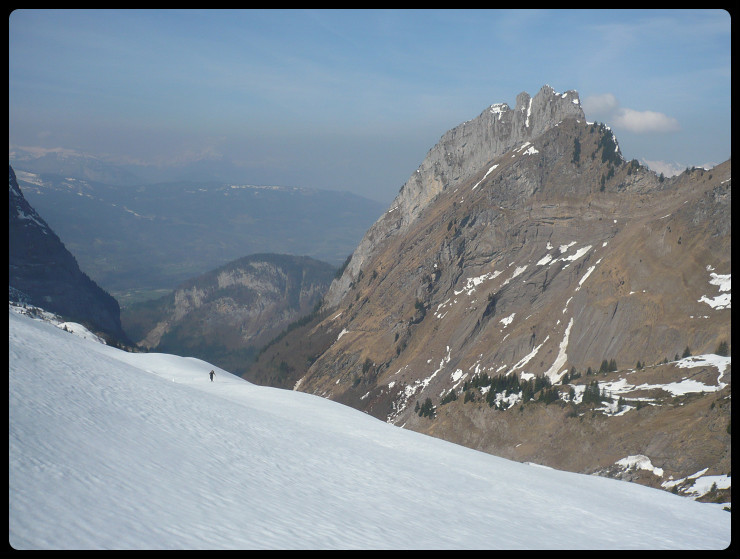 Julien au sortir du vallon avec le Tuet en arrière-plan