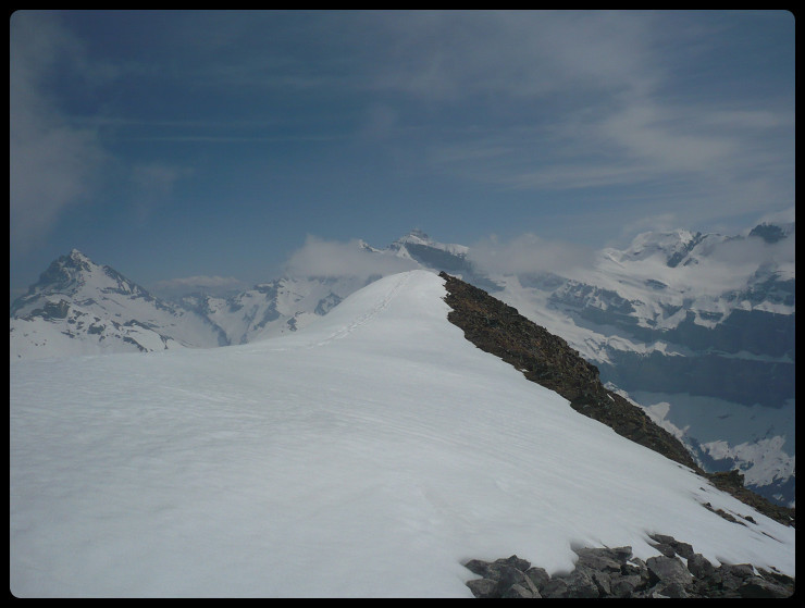 Sommet. Au loin, Haute Cime, Mont Ruan...