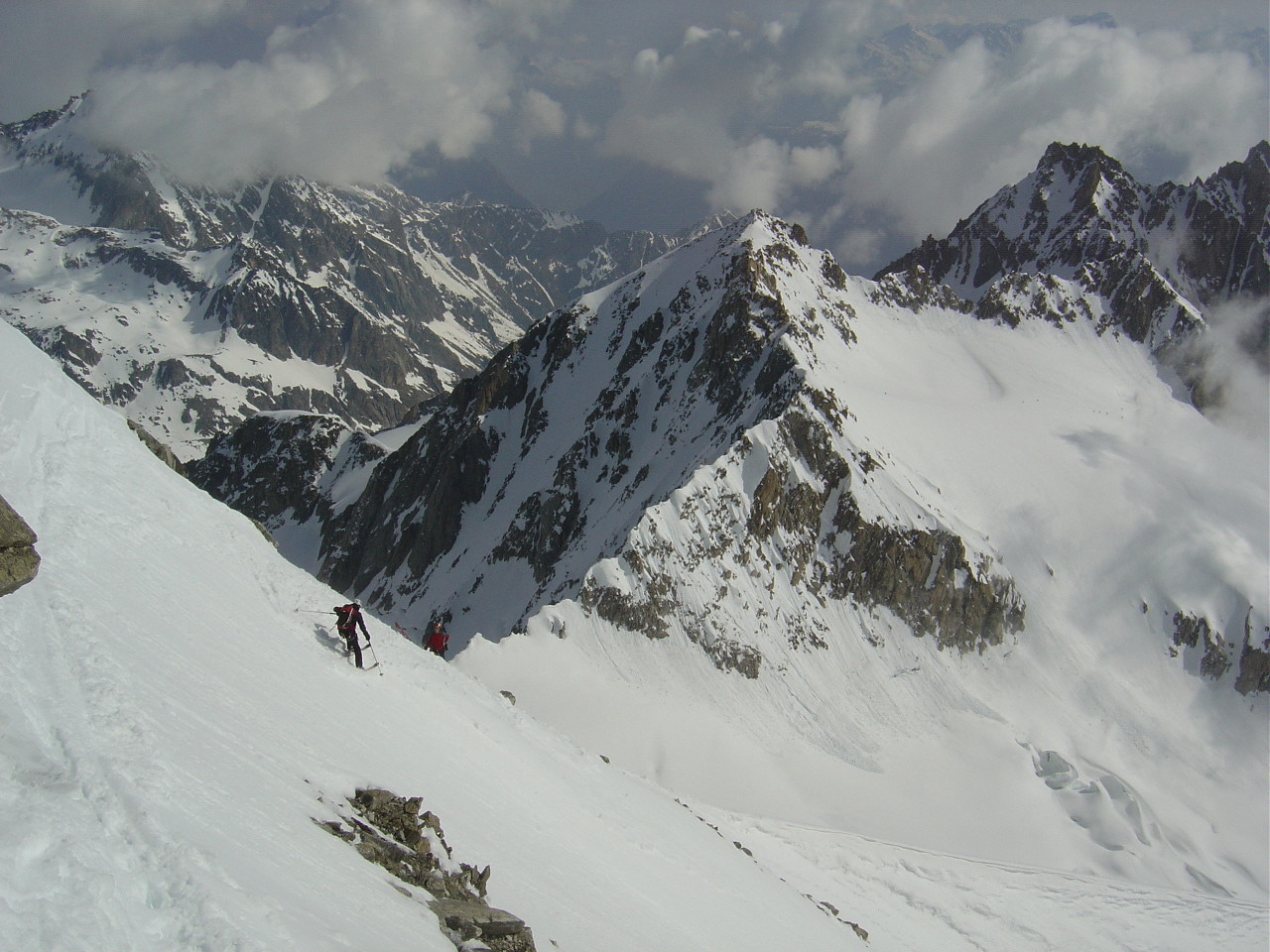 Sylvain au début de la descente. Au fond la Grande Lui et son couloir W.