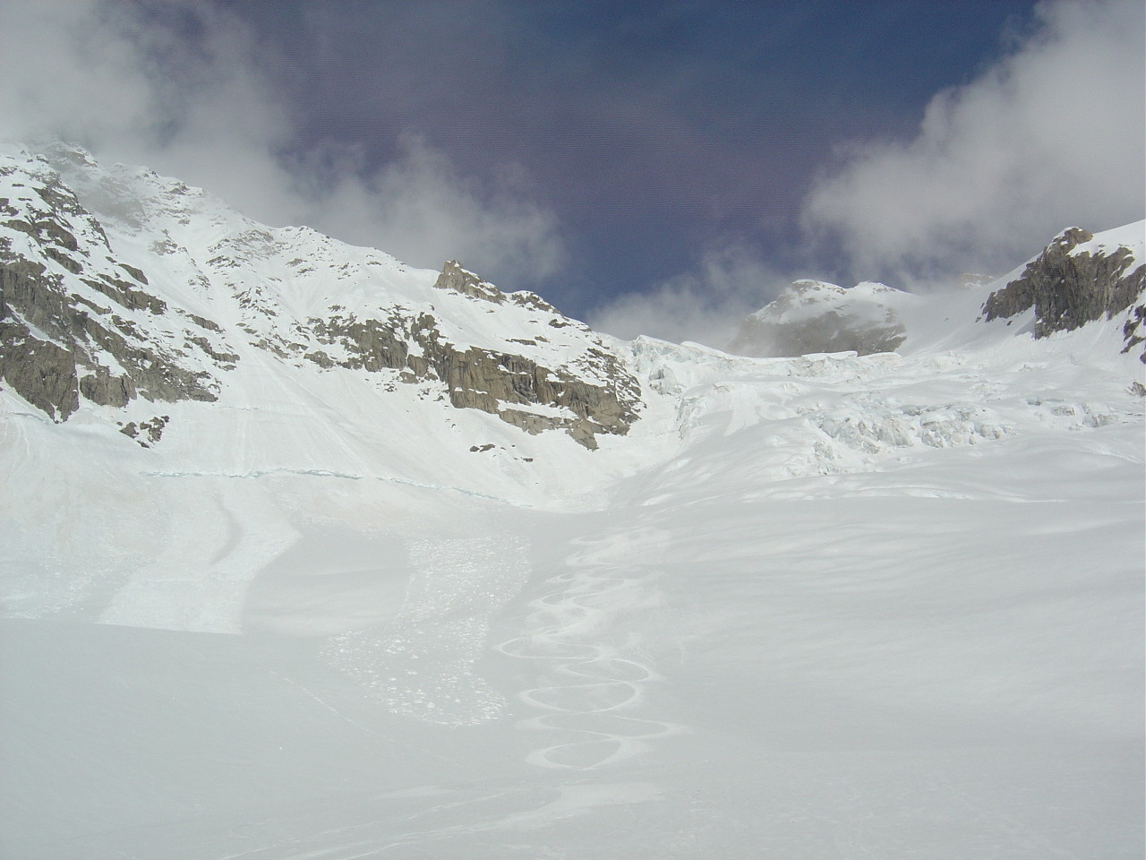 Très bonne neige sur le glacier de l'A neuve à condition de skier en souplesse...