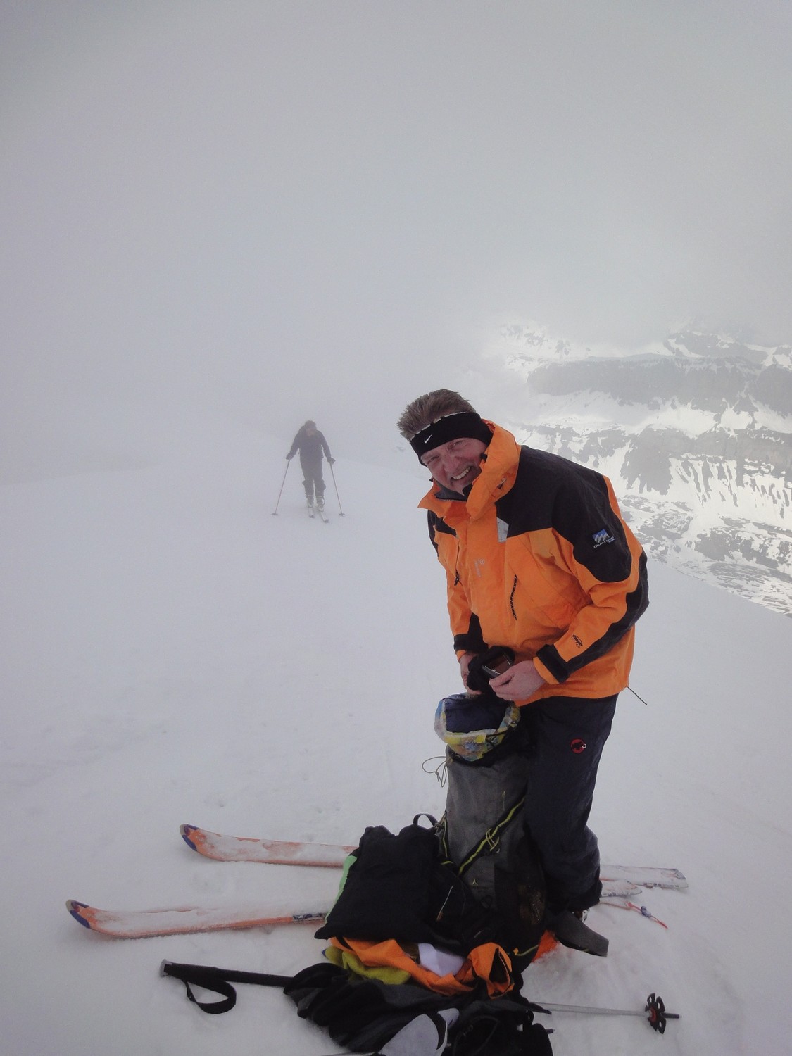 Arrivée au sommet du Rinderhorn, à la limite des nuages