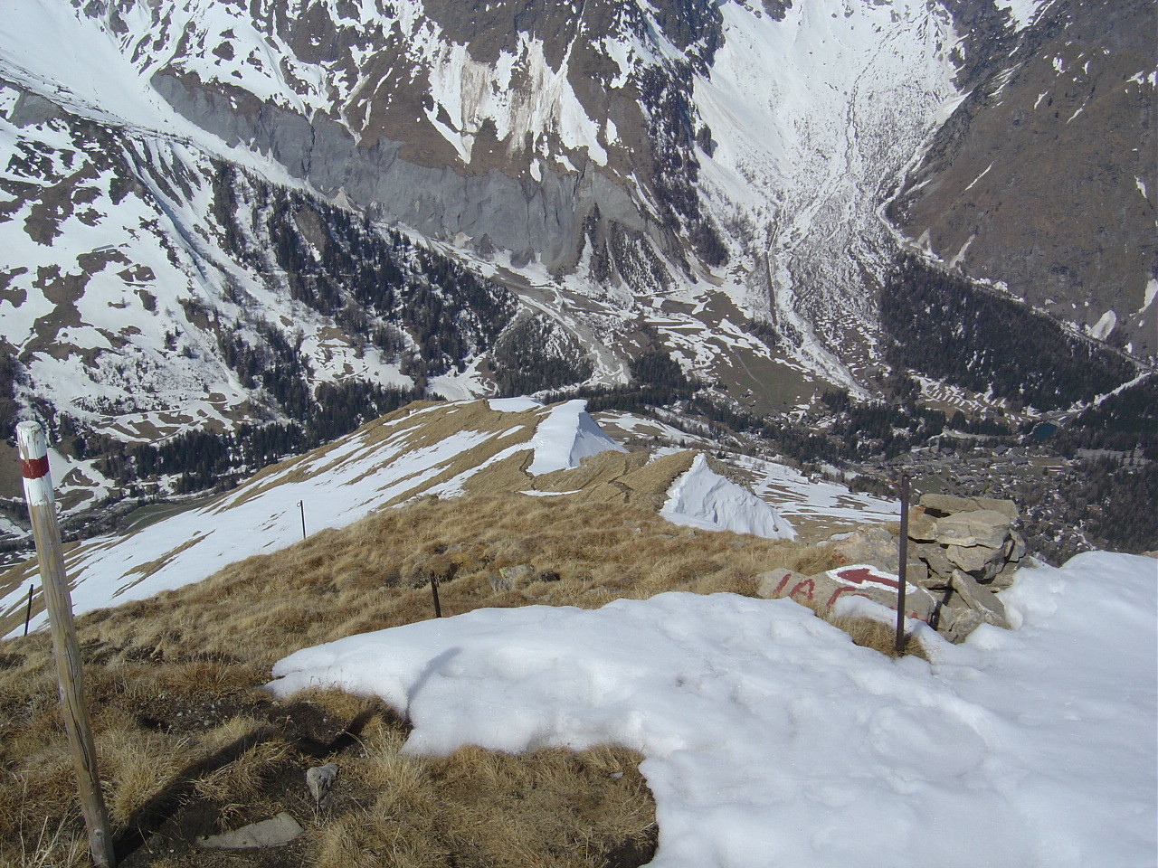 Du sommet du Basset, vue plongeante sur la Fouly.