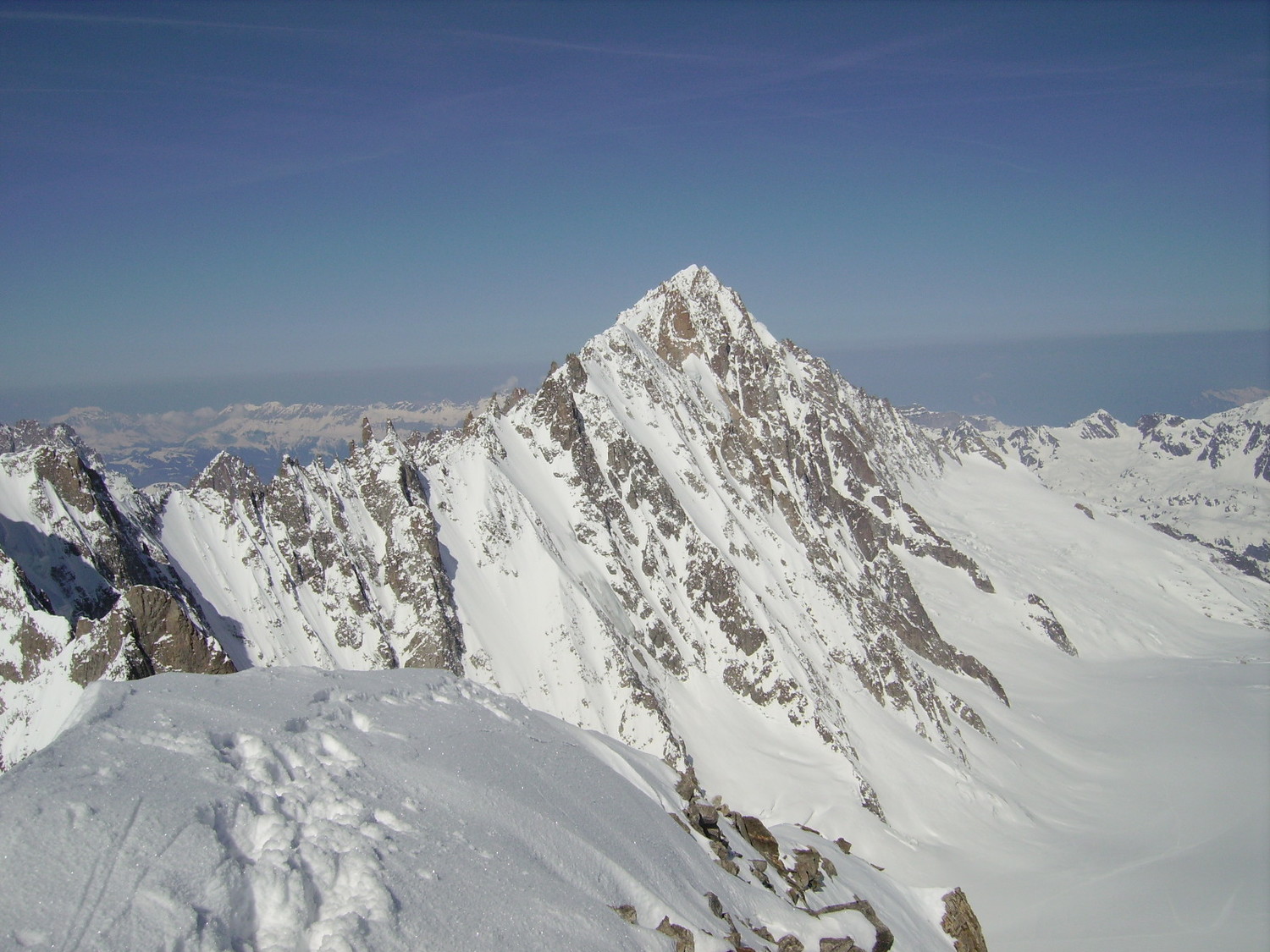 Du col des Cristaux à la Verte depuis le Dolent: la NNE des Courtes en tête de gondole