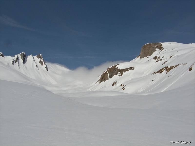 L'Aiguille des Angroniettes et le col de Ban Darray dans la brume