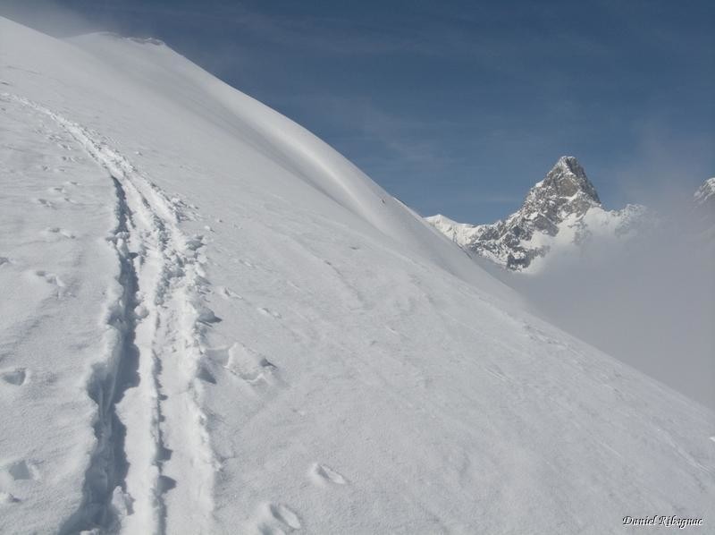 Sur la large arête vers l'Aiguille des Angroniettes, vision éphemère vers la Pointe Walker des Grandes Jorasses
