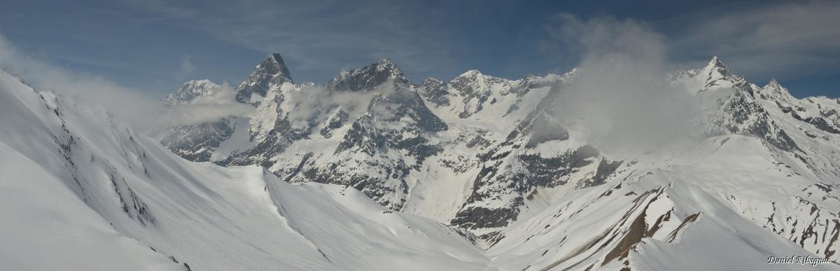 Montée à la Pointe de Combette où la brume se dissipe pour enfin admirer le Mont-Blanc et la Pointe Walker