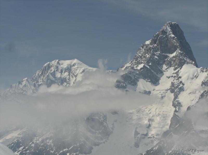 Zoom sur le Mont-Blanc et la Pointe Walker des Grandes Jorasses