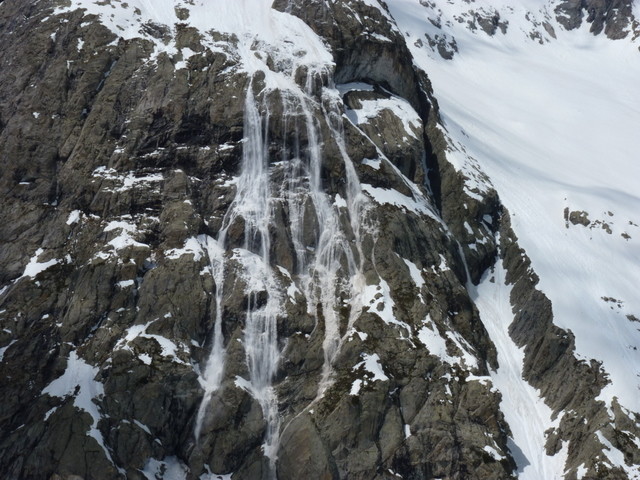 De grosses purges en versan E du vallon des Étançons à partir de midi