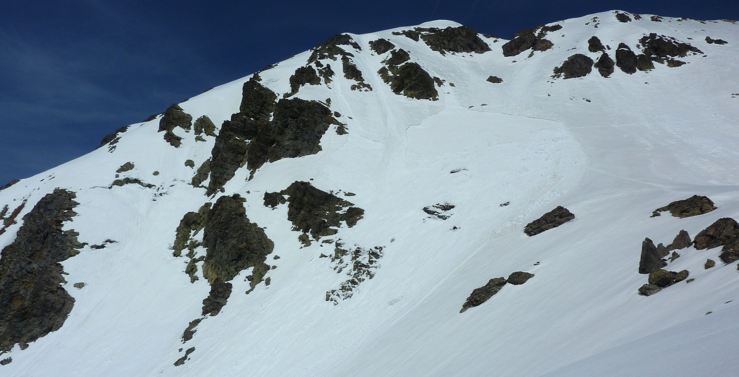 Plaque de neige humide en versant S de la Grande Lance de Domène