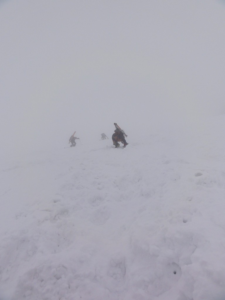 Nel pendio suprastante il gran zebru e nel la nebbia si sale