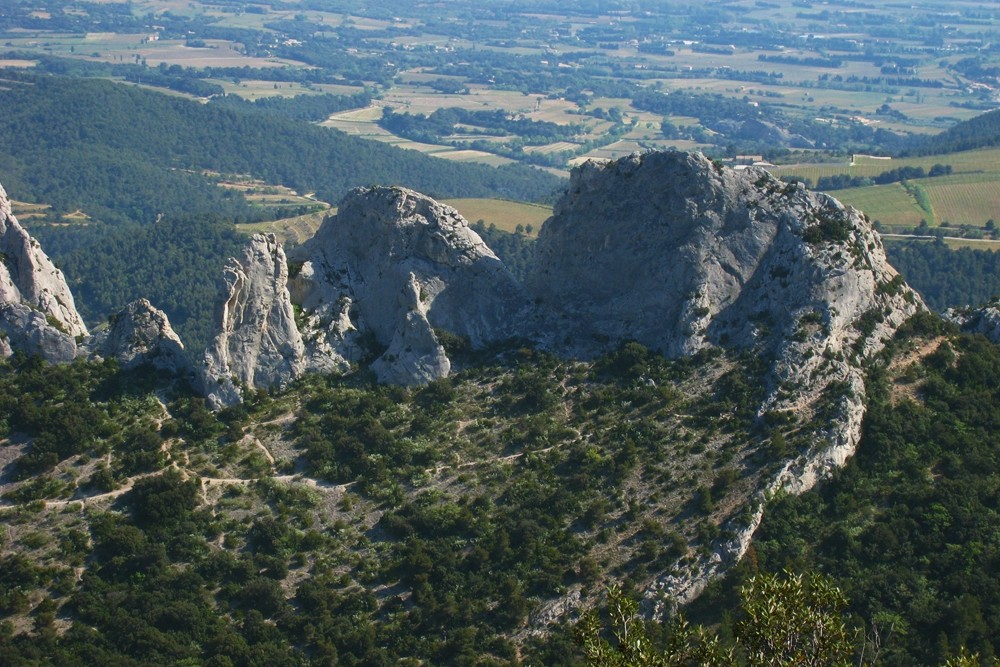 détail de la face N de la Chaîne du Clapis