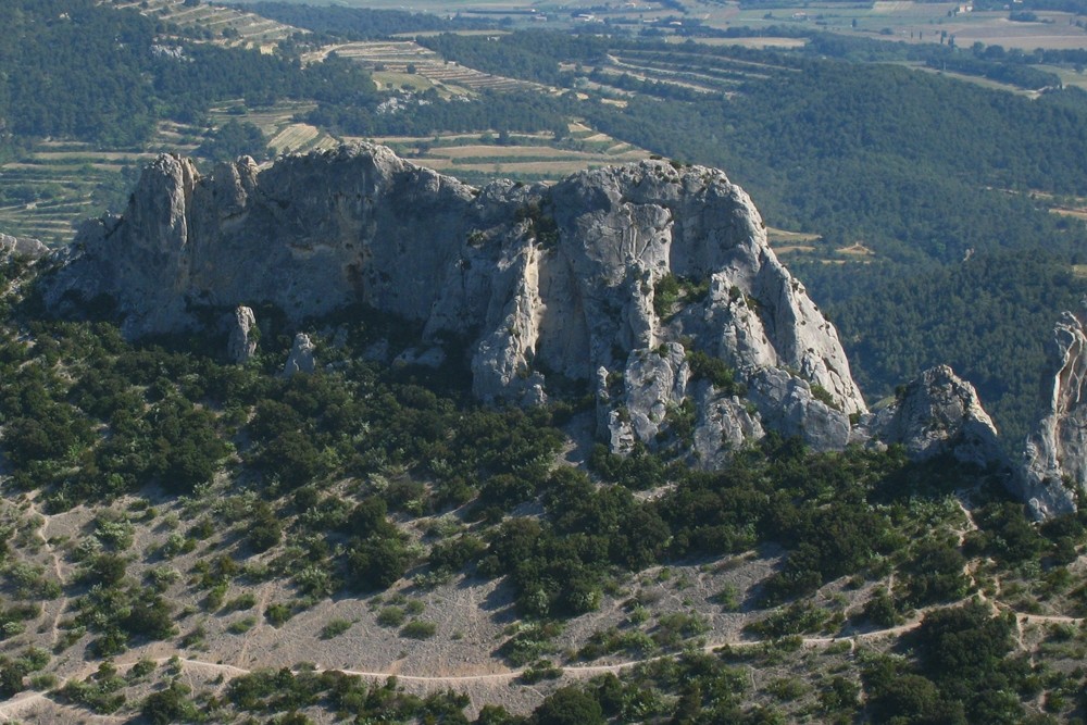 détail de la face N de la Chaîne du Clapis