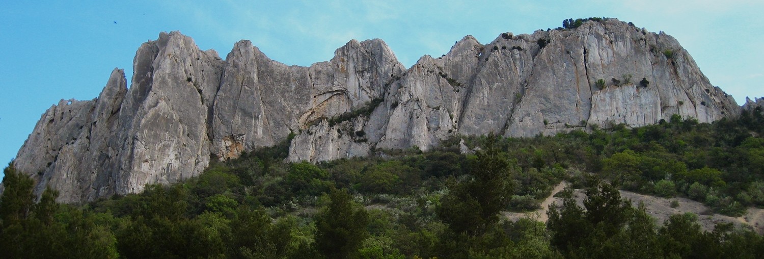 Chaîne de Gigondas, face N (de G à D : Aiguillette Lagarde, Trois-Plaques, Parisiens, Pointe du Trou, Roc du Turc)