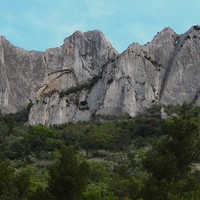 Chaîne de Gigondas, face N (de G à D : Aiguillette Lagarde, Trois-Plaques, Parisiens,  Pointe du Trou, Roc du Turc)