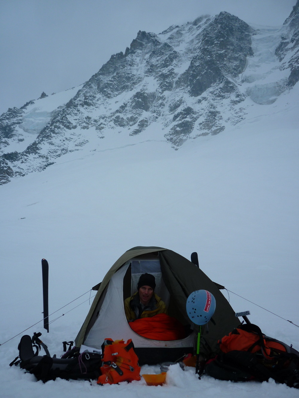 Bivouac tranquille au pied de face