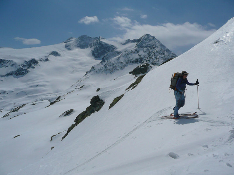 Sommet de la remontée, au fond le Basodino et nos traces de descente