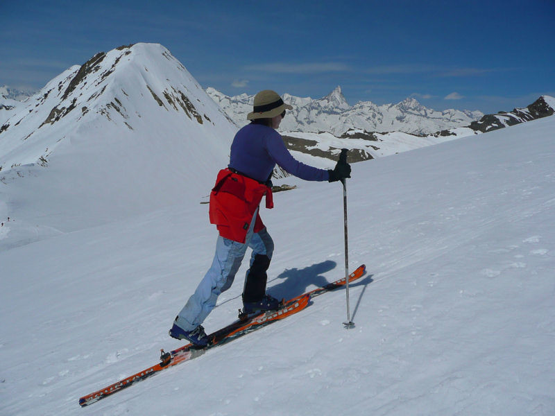 Patricia pleine d'énergie face au Finsteraarhorn