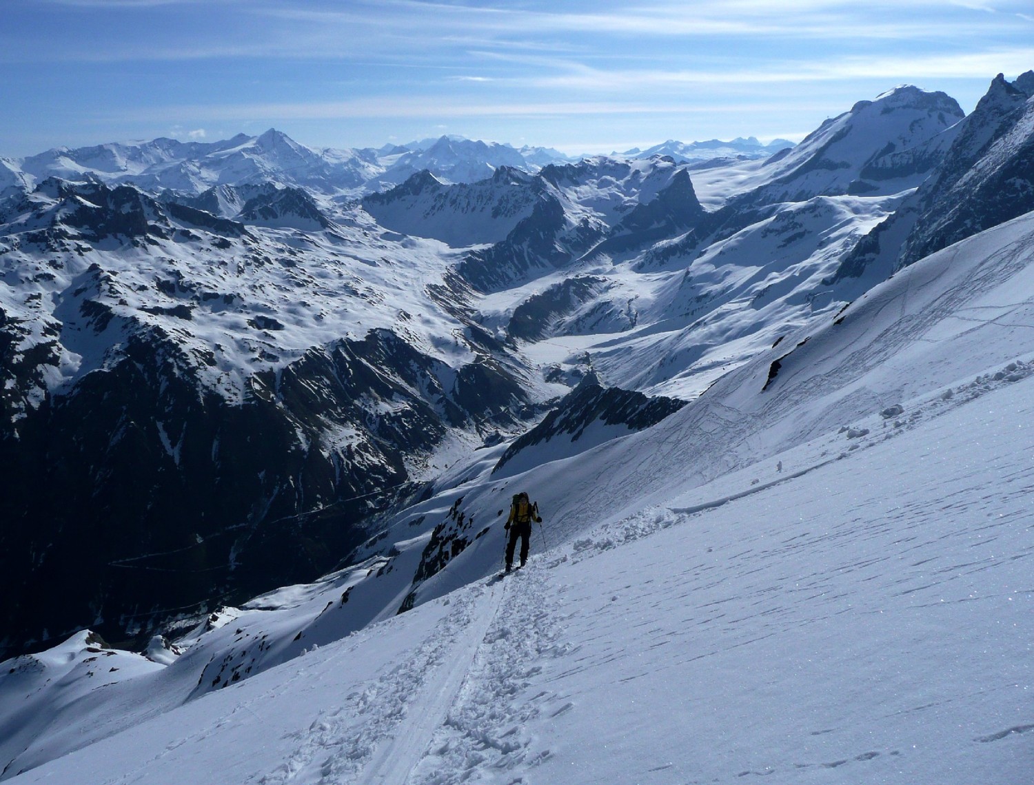 Agnès dans la montée du Glacier de Troquairou, au fond le Pourri et la Gde Sassière