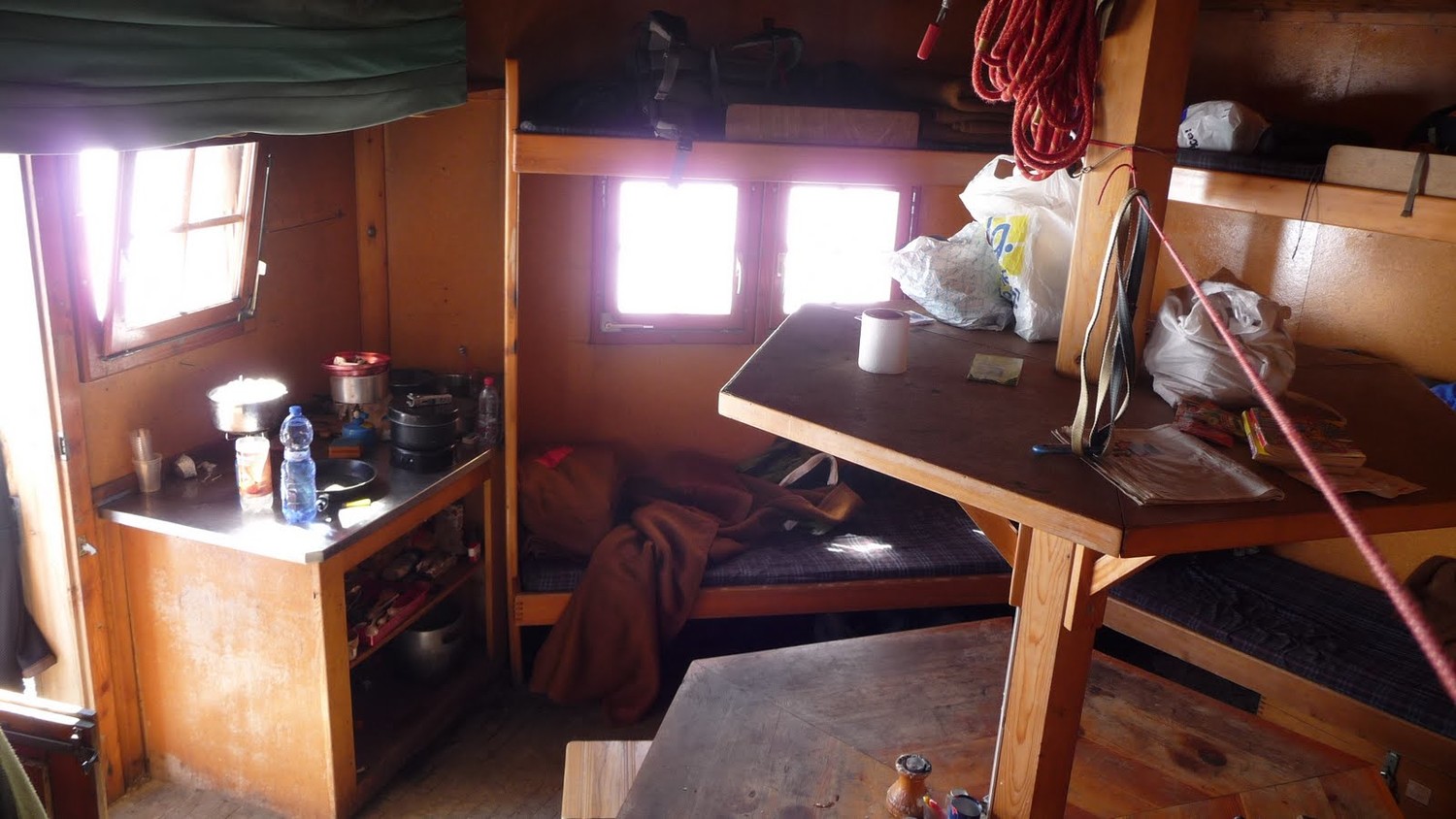 bivacco Mittelaletsch, interno