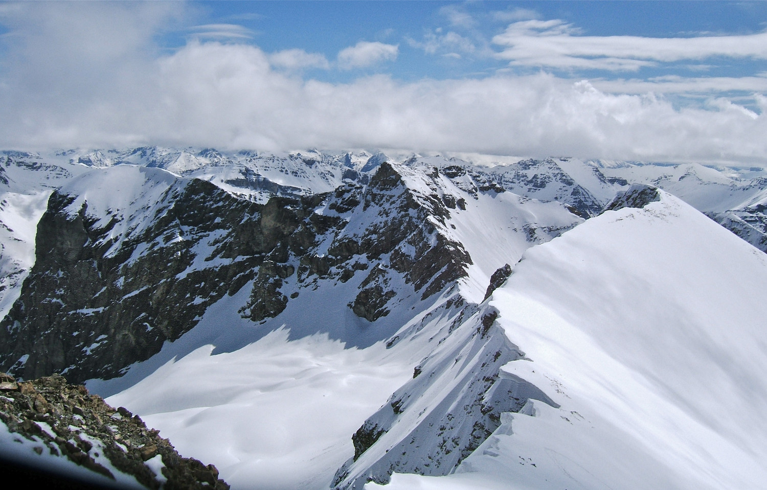 au coin à droite le départ du Couloir N. qui ramène au Pas du Pelat. Au loin peut être la Grande Séolane.