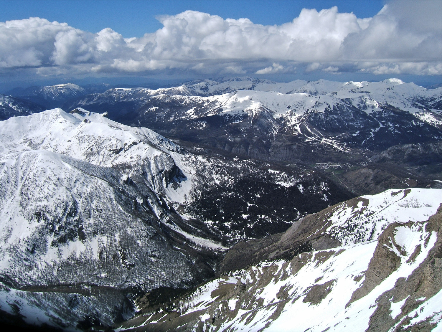 Tout au fond Allos.