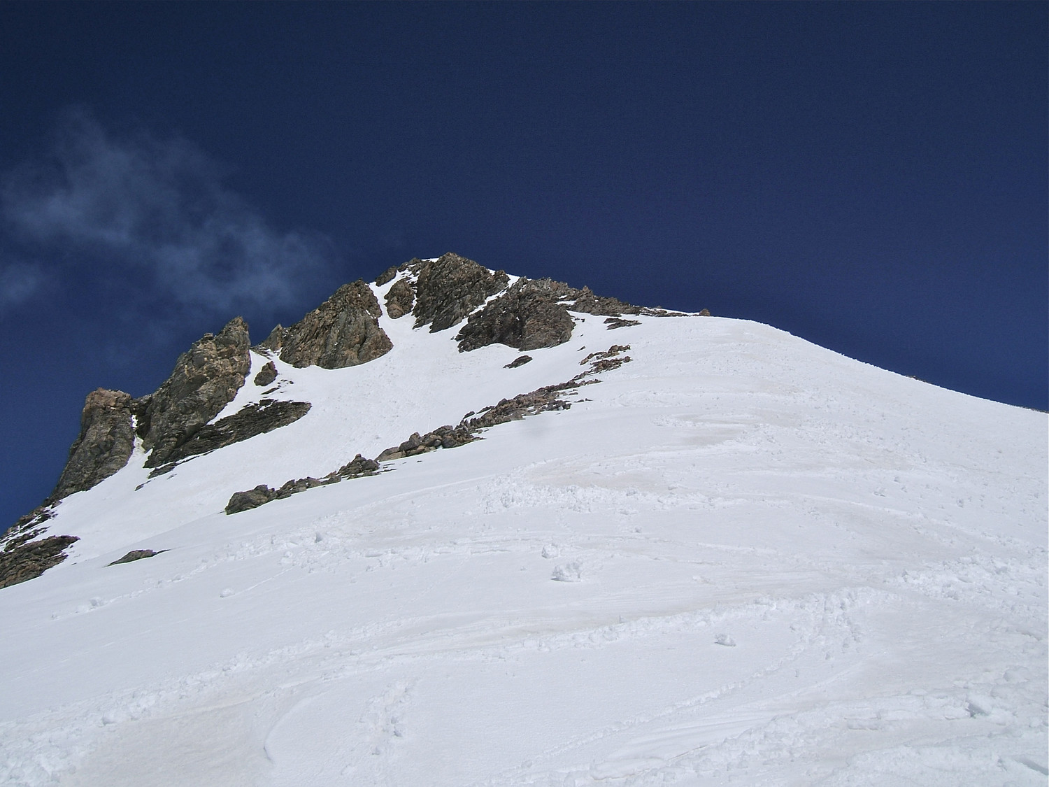 Quelques traces sous le sommet.