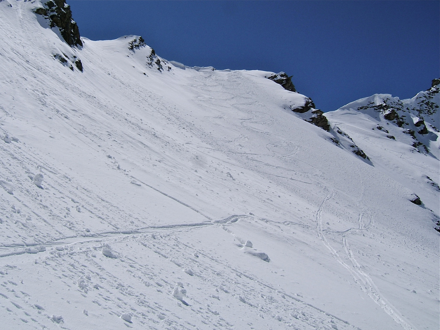Descente par une pente adjacente à celle du Pas de la Grande Barre tout à droite de la photo.