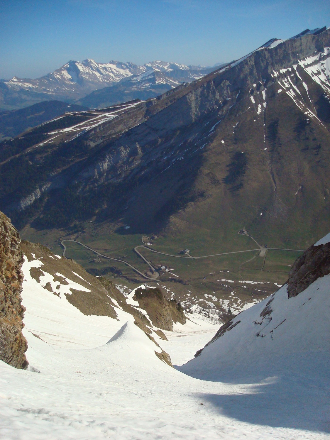 Descente avec vue sur le Jalouvre, Pointe Blanche et le Bargy