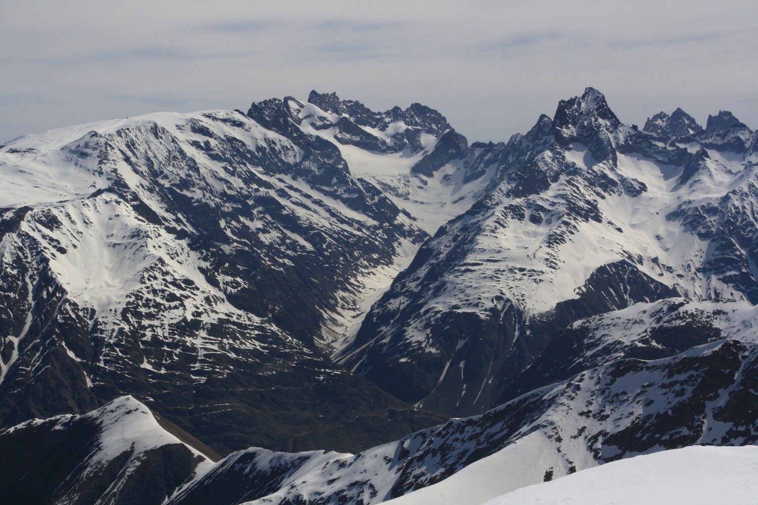 La Vallée de la Selle - encore bien enneigée - et les Hauts Sommets qui l'entourent
