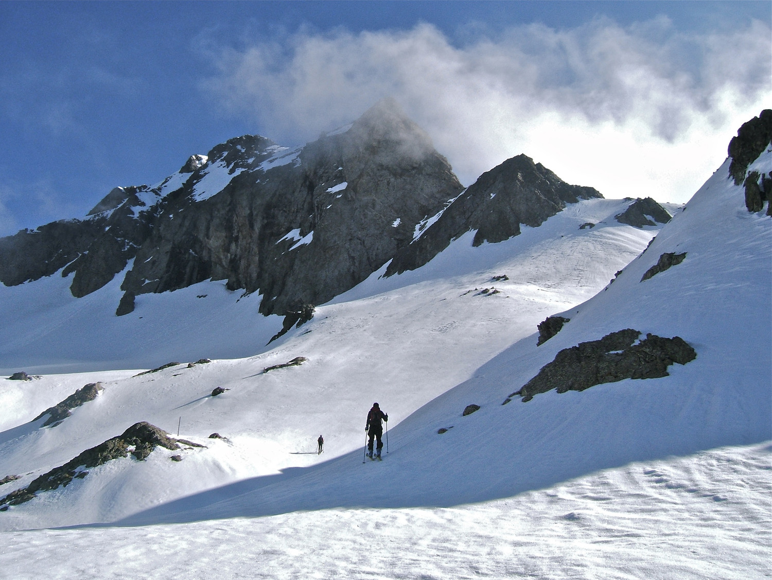 Sous le Gélas S. de la brume apparaît au loin.