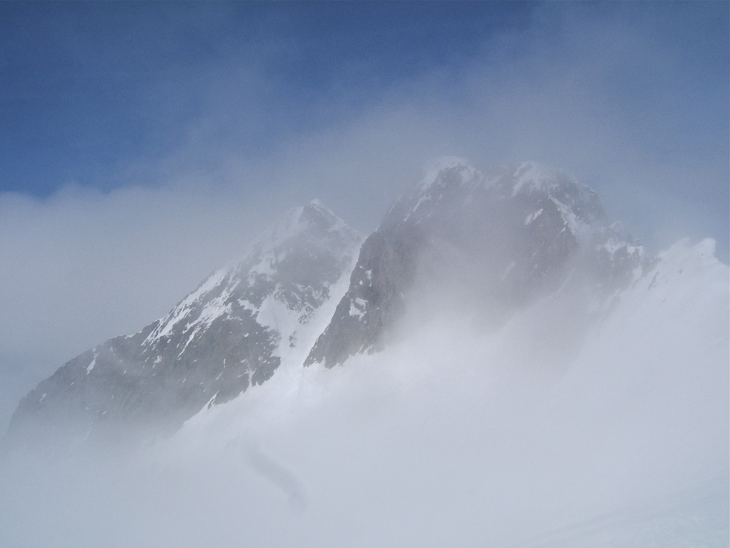 Le Gélas et son couloir bien plein vue du Balcon du Gélas.